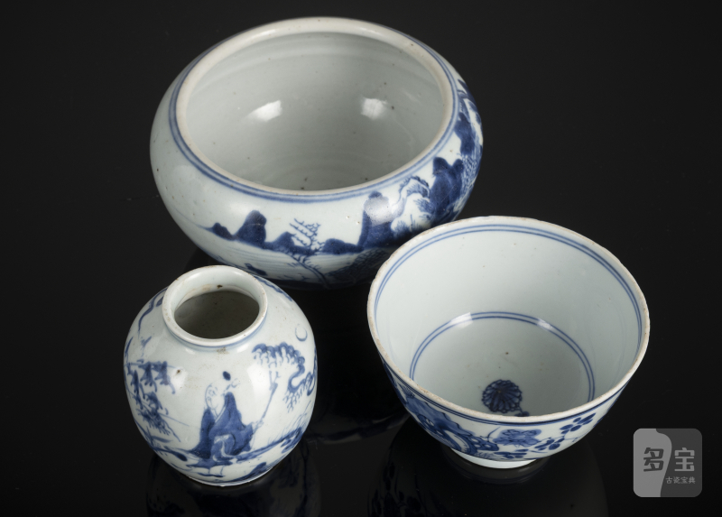 Three porcelains decorated in underglaze blue, including a bowl and incense burner - 图3